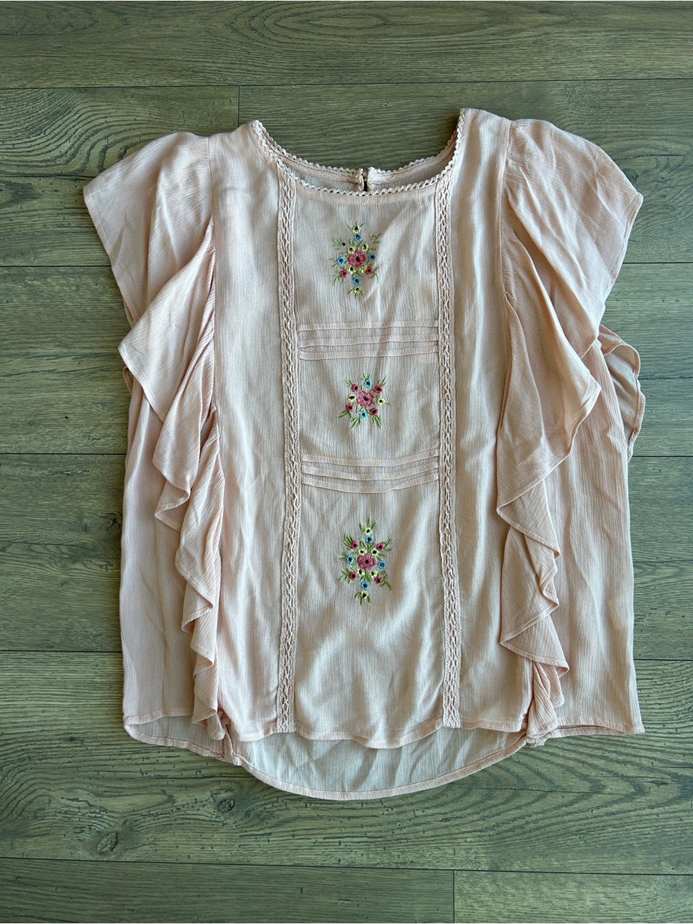 Mimi + Daphne Embroidered Ruffle Sleeve Women's Top - NWT